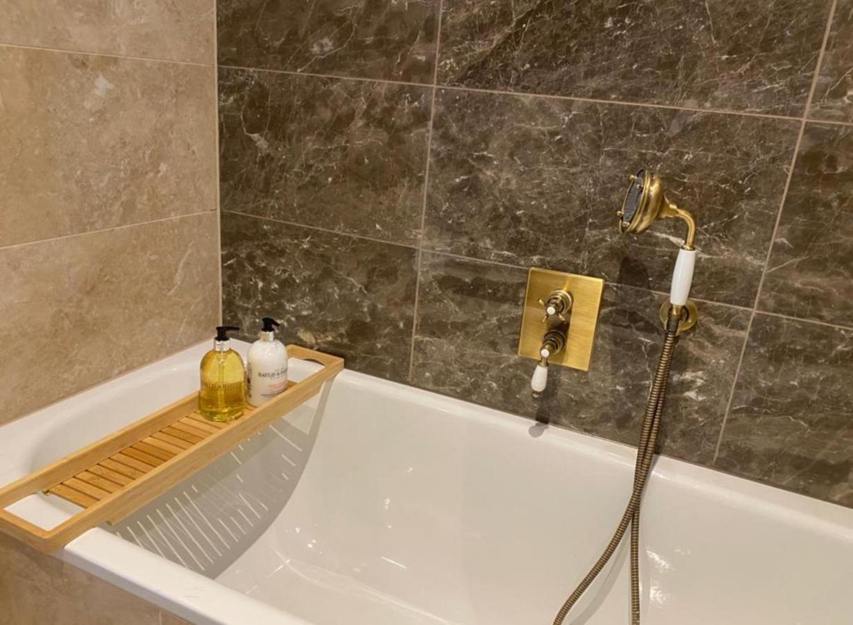 2 Bedroom Lux In Hendon- New Build *